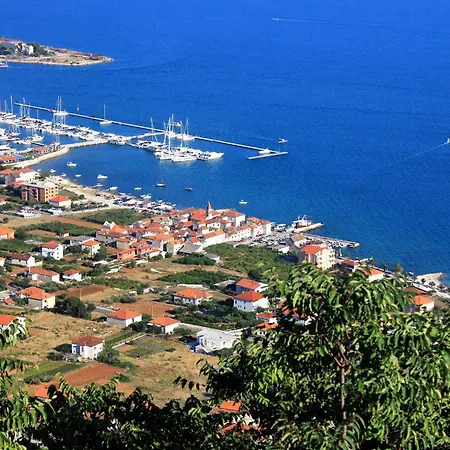 Appartement With Parking Space Seget Donji, - 18188